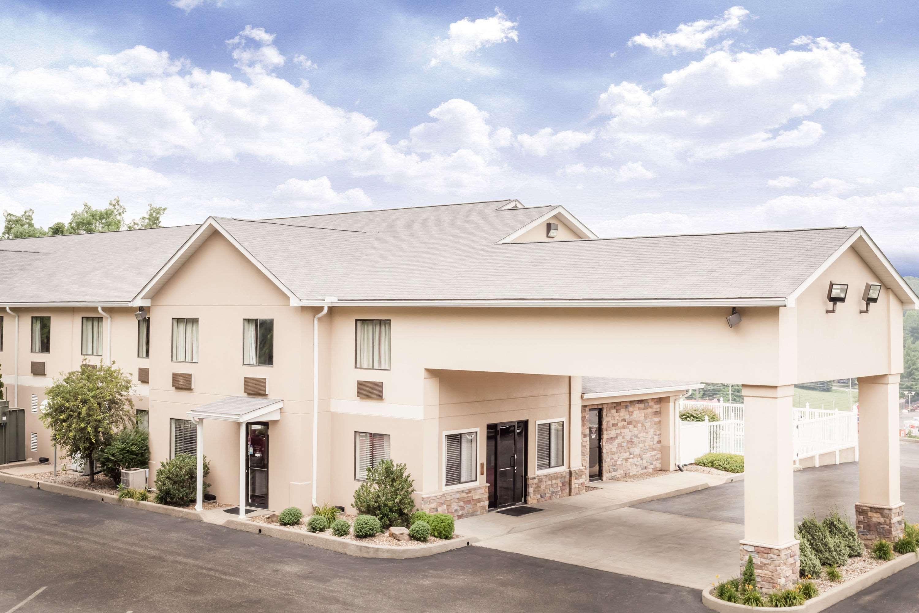 Ramada By Wyndham Tell City Exterior foto
